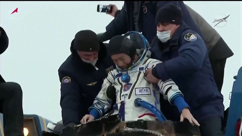 Japonský miliardář se po 12 dnech na ISS vrátil na Zemi